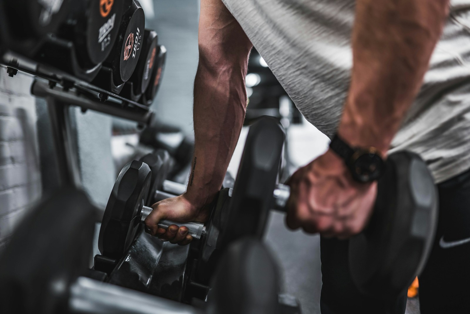 Krafttraining am Rack mit Langhantel